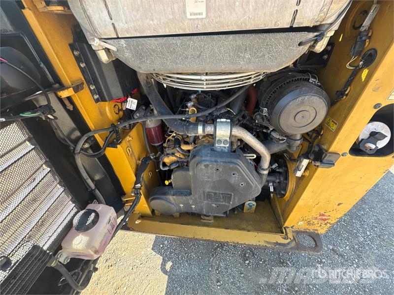 CAT 249D لوادر انزلاقية التوجيه