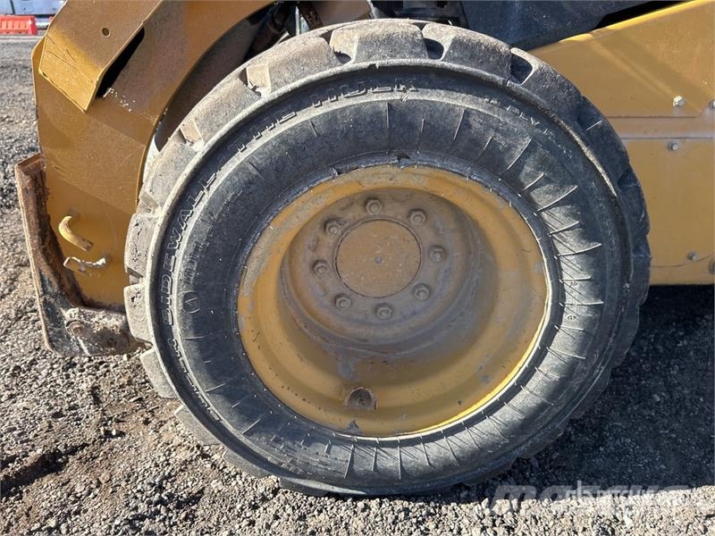CAT 272D3 Two-Speed Skid Steer Loader Kompaktrakodók