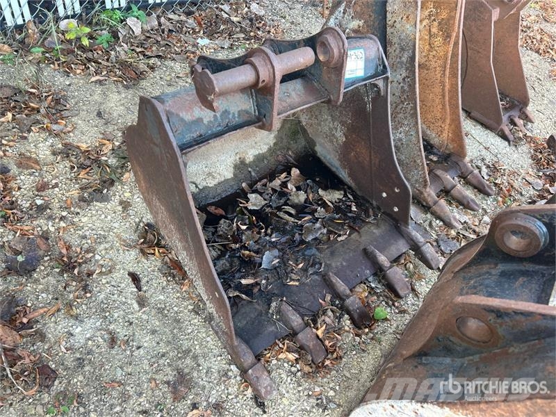 CAT 28 in Digging Backhoe Rear Bucket Baldes