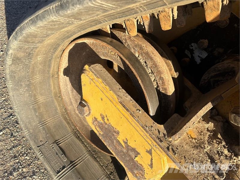 CAT 289D3 Mini Pale Gommate