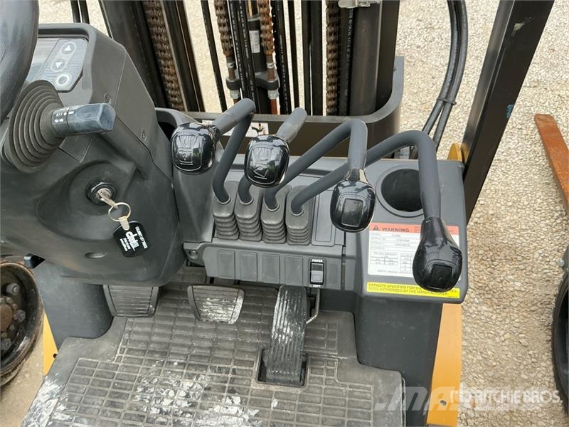 CAT 2C5000 4750 lb Pneumatic Tire Forklift Kahveltõstukid - muud