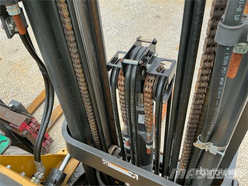 CAT 2C5000 4750 lb Pneumatic Tire Forklift Kahveltõstukid - muud