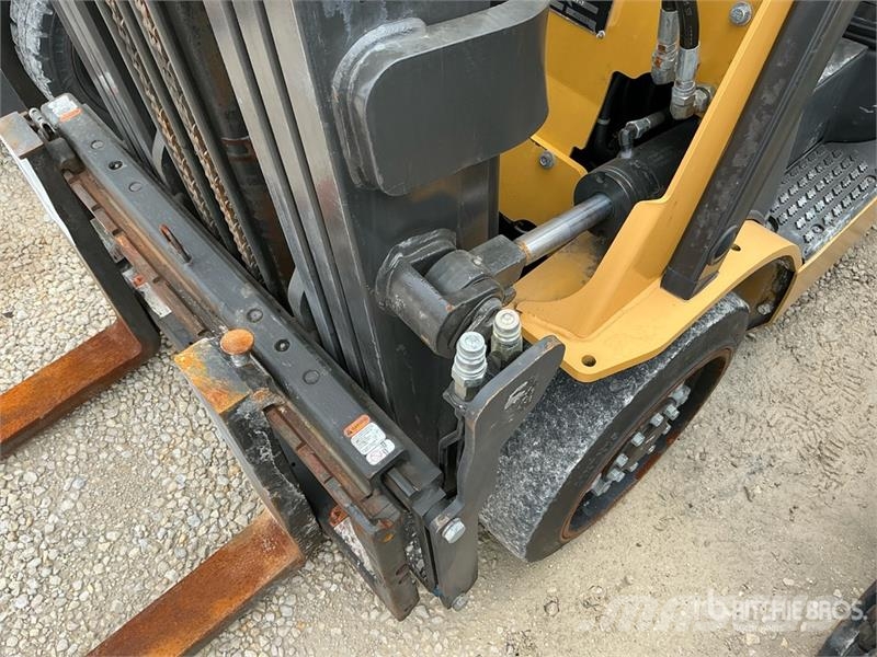 CAT 2C5000 4750 lb Pneumatic Tire Forklift Kahveltõstukid - muud