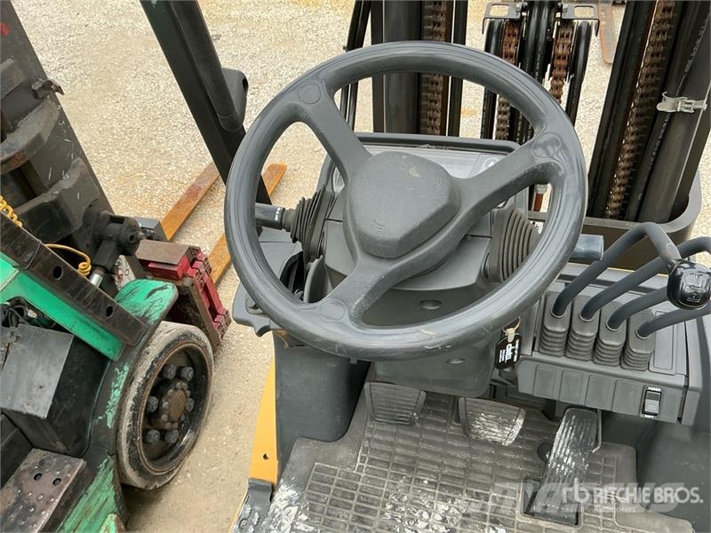 CAT 2C5000 4750 lb Pneumatic Tire Forklift Kahveltõstukid - muud