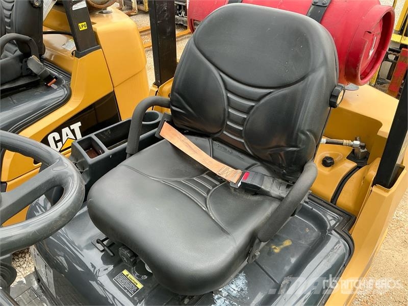 CAT 2C5000 4750 lb Pneumatic Tire Forklift Kahveltõstukid - muud