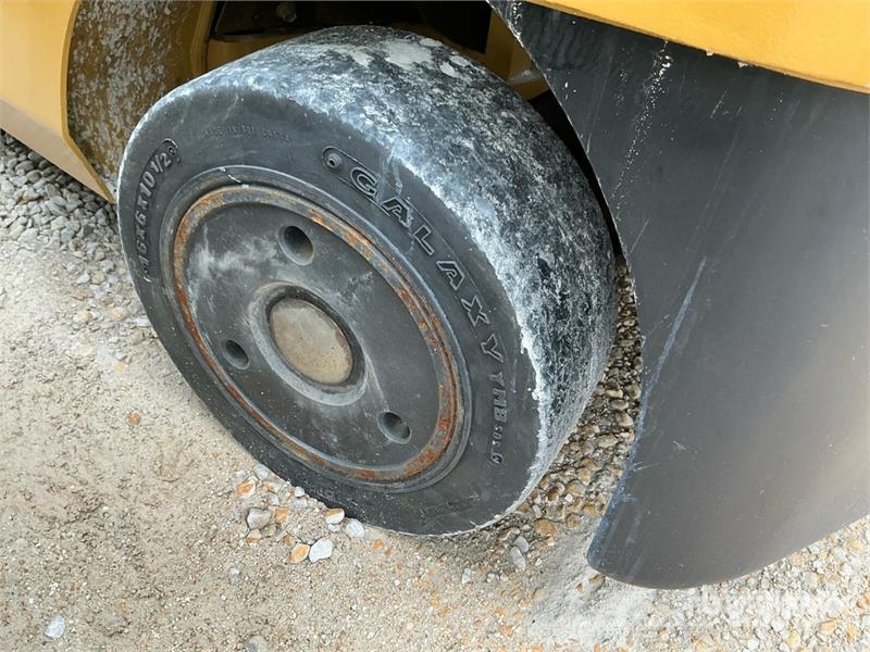 CAT 2C5000 4750 lb Pneumatic Tire Forklift Kahveltõstukid - muud