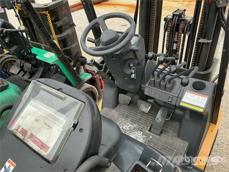 CAT 2C5000 4750 lb Pneumatic Tire Forklift Kahveltõstukid - muud