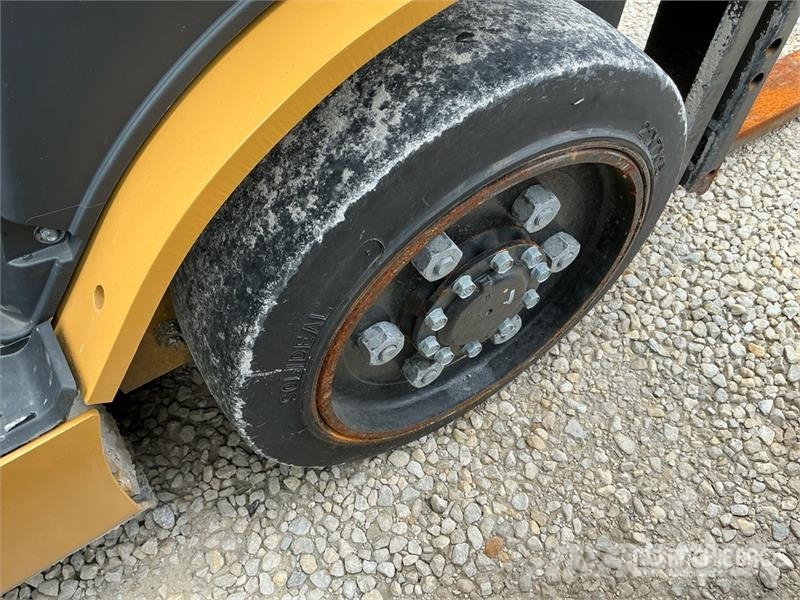 CAT 2C5000 4750 lb Pneumatic Tire Forklift Kahveltõstukid - muud
