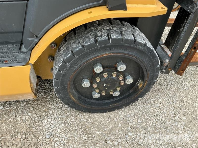 CAT 2C5000 5000 lb Pneumatic Tire Forklift Інше