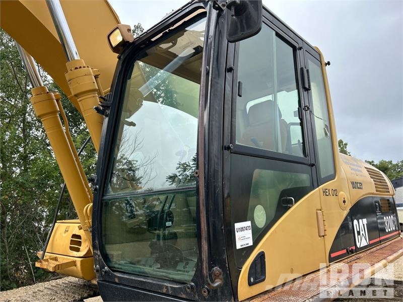 CAT 320CL Tracked Excavator Roomikekskavaatorid