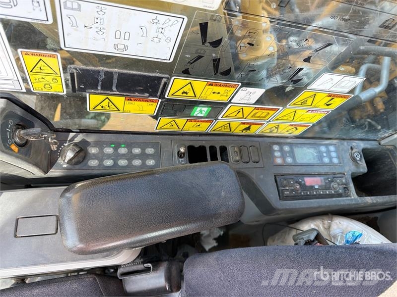 CAT 323F L Tracked Excavator حفارات زحافة