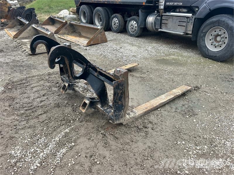 CAT 532-8222 60 in Q/C Wheel Loader Forks - Fits Cat 9 شوكات