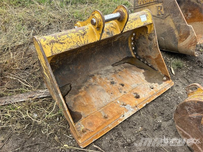 CAT 60 in Cleanup Excavator Bucket Godet