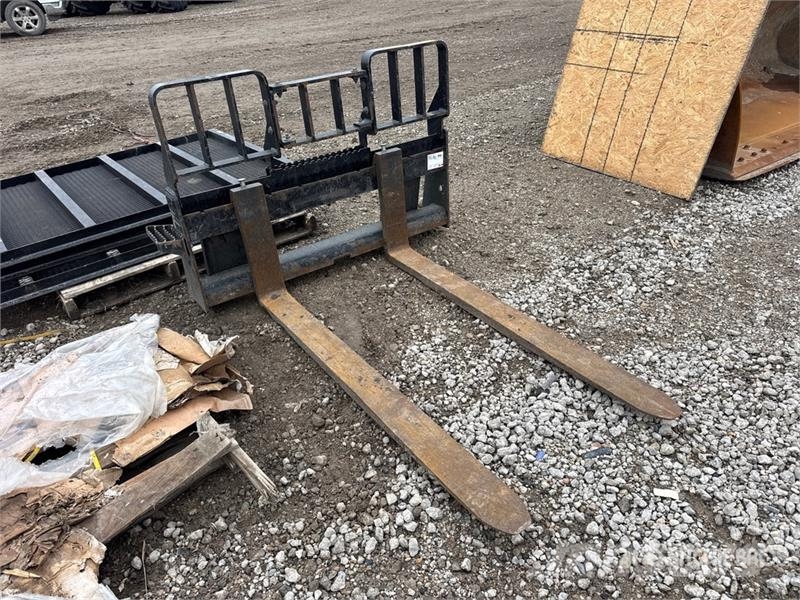 CAT 60 in Skid Steer Forks Vilice