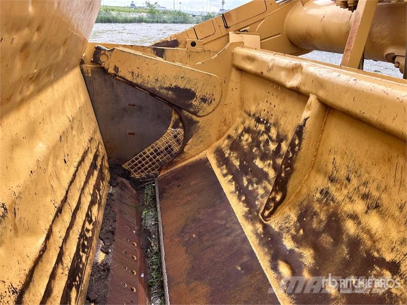 CAT 621F Földnyesők (szkréperek)
