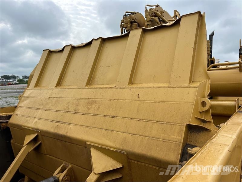 CAT 621F Földnyesők (szkréperek)