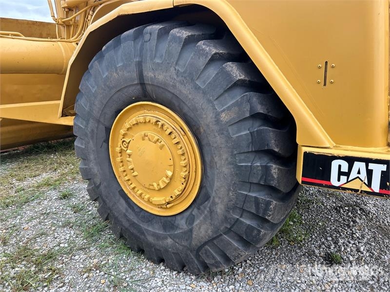 CAT 621F Földnyesők (szkréperek)