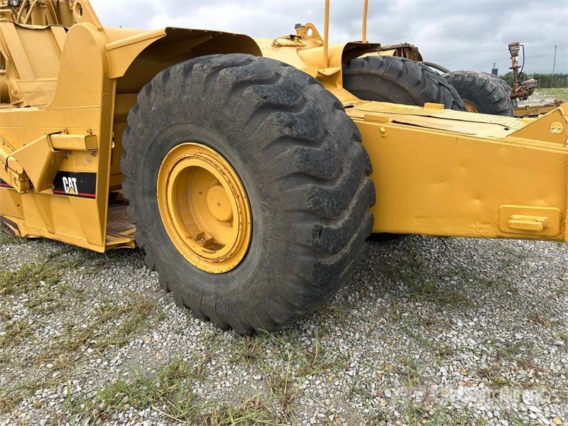 CAT 621F Földnyesők (szkréperek)