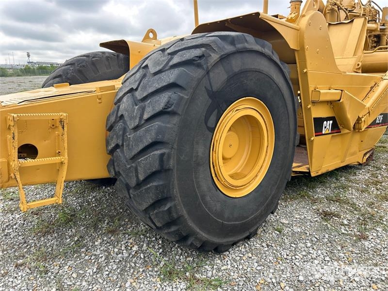 CAT 621F Földnyesők (szkréperek)