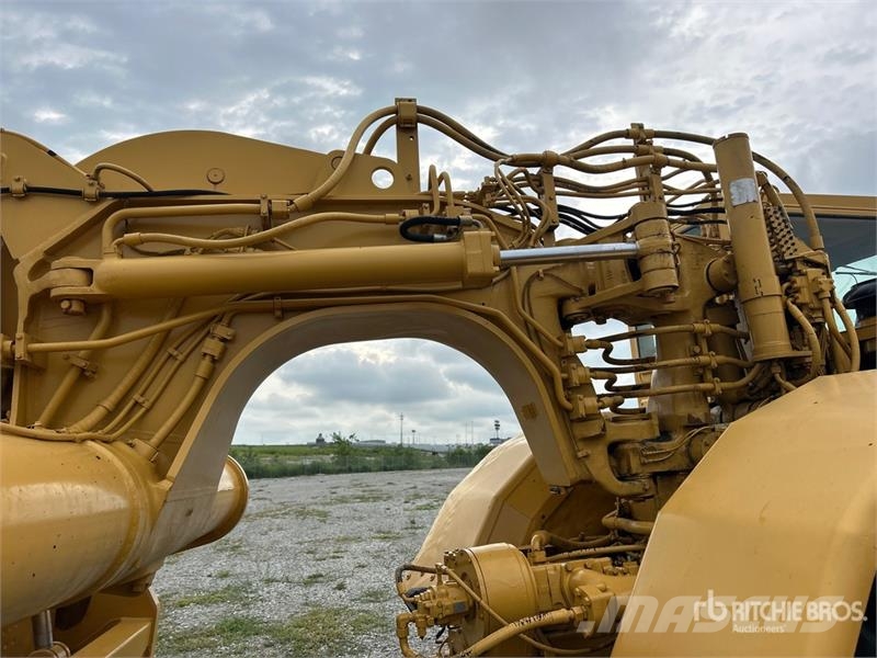 CAT 621F Földnyesők (szkréperek)