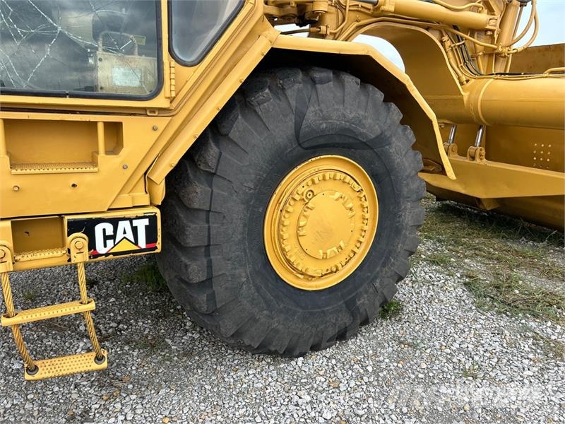 CAT 621F Földnyesők (szkréperek)