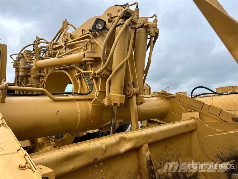 CAT 621F Földnyesők (szkréperek)