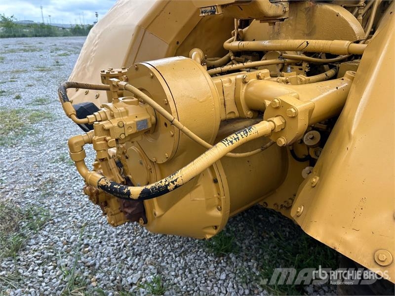 CAT 621F Földnyesők (szkréperek)