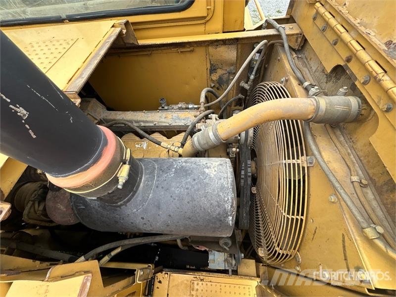 CAT 621F Földnyesők (szkréperek)