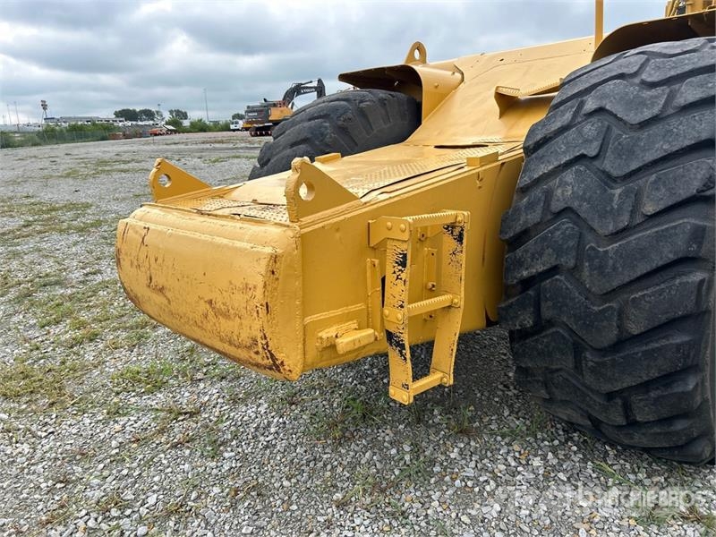 CAT 621F Földnyesők (szkréperek)