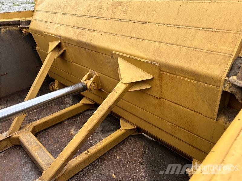 CAT 621F Földnyesők (szkréperek)