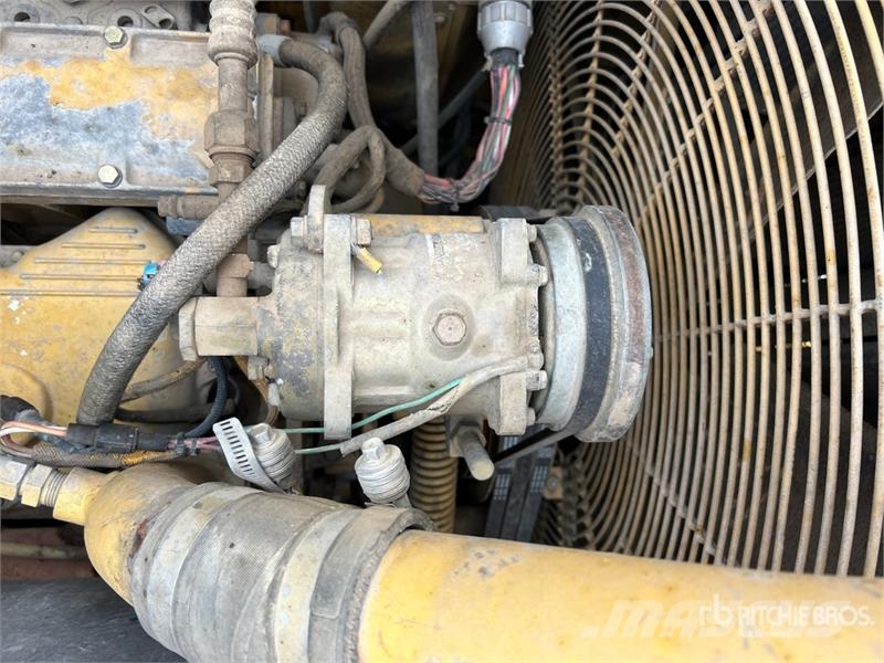 CAT 621F Földnyesők (szkréperek)