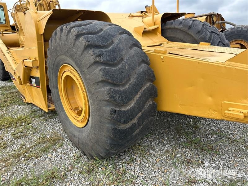 CAT 621F Földnyesők (szkréperek)