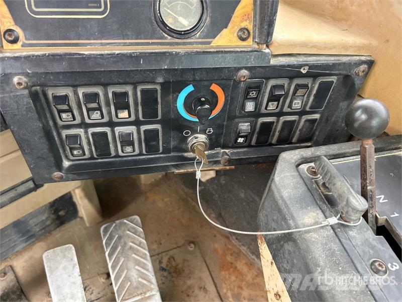 CAT 621F Földnyesők (szkréperek)
