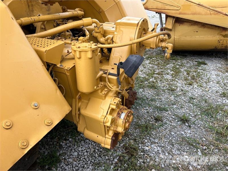 CAT 621F Földnyesők (szkréperek)