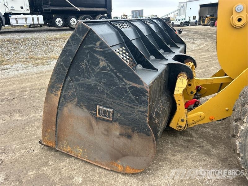 CAT 930M لوادر بعجل