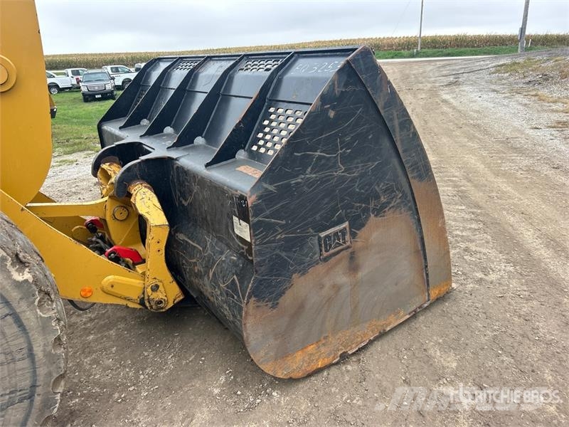 CAT 930M لوادر بعجل