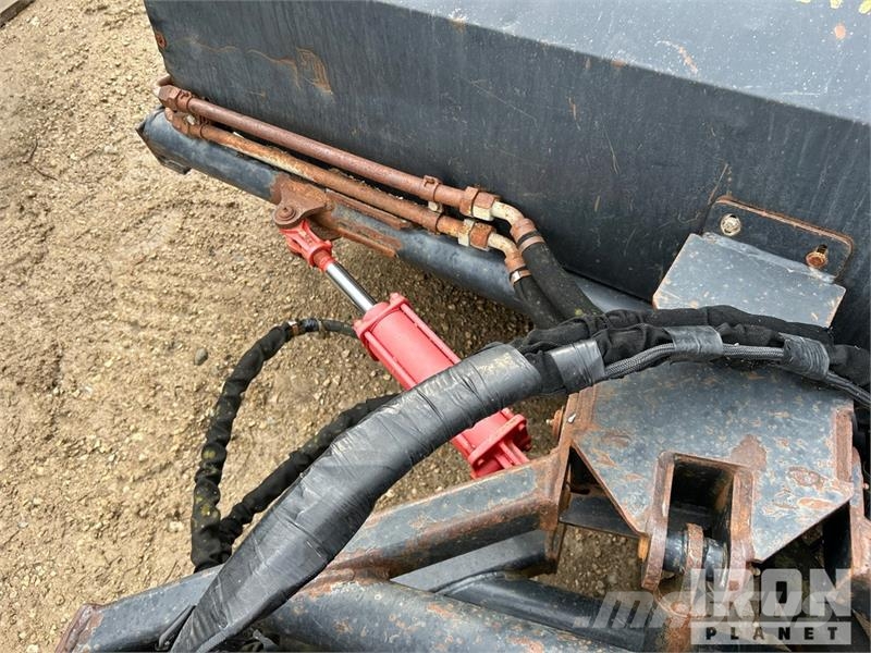 CAT BA18 84 in Broom Attachment Щітки
