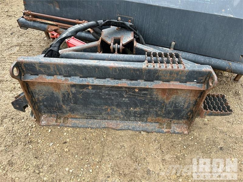 CAT BA18 84 in Broom Attachment Щітки