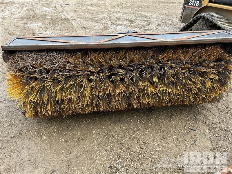CAT BA18 84 in Broom Attachment Щітки