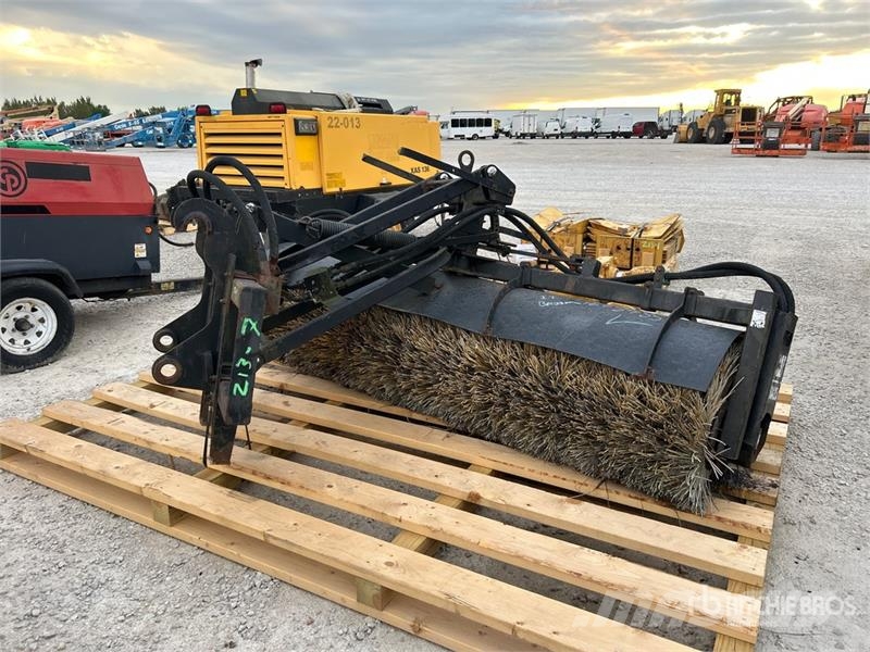 CAT BA25 105 in Angle Broom Attachment - Fits Cat IT Escovas