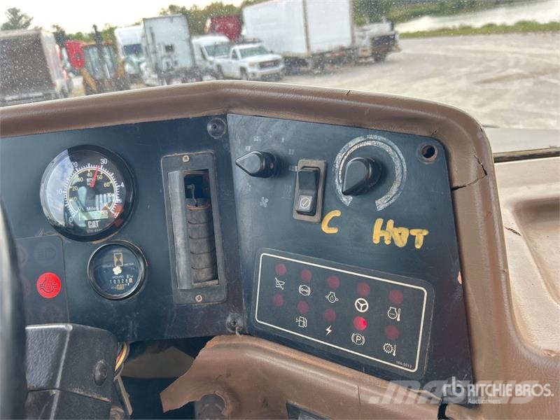 CAT D250E Kĺbové nákladné autá