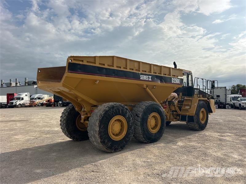 CAT D250E Kĺbové nákladné autá