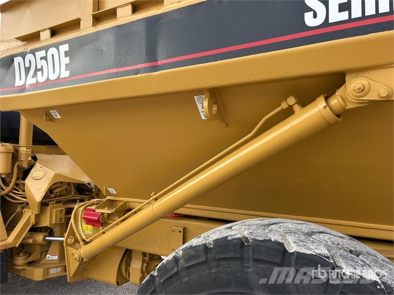 CAT D250E Kĺbové nákladné autá