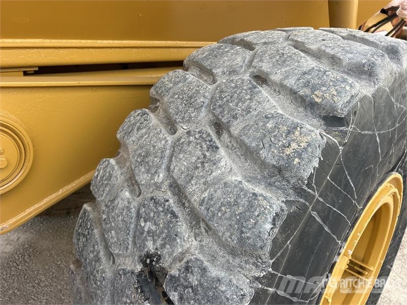 CAT D250E Kĺbové nákladné autá