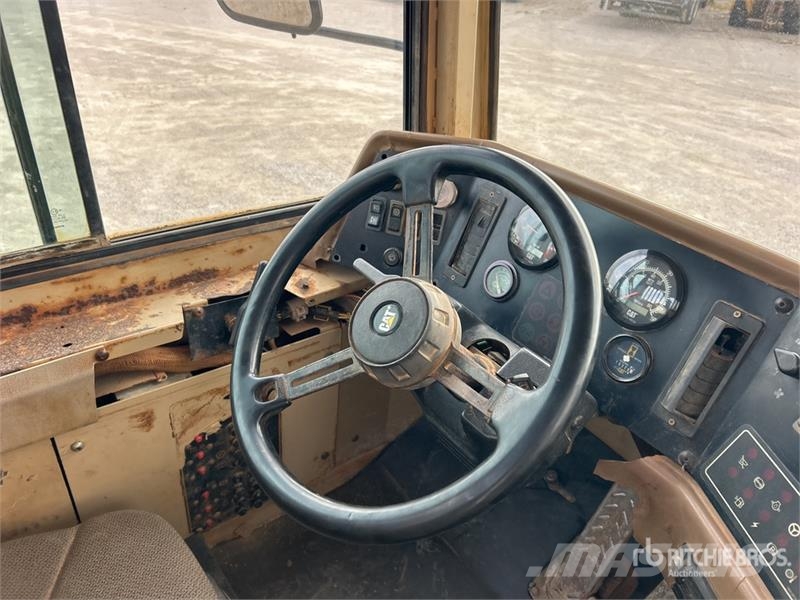 CAT D250E Kĺbové nákladné autá