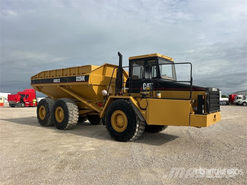 CAT D250E Kĺbové nákladné autá