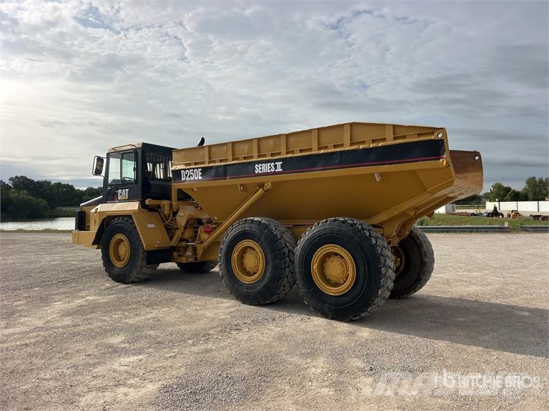 CAT D250E Kĺbové nákladné autá