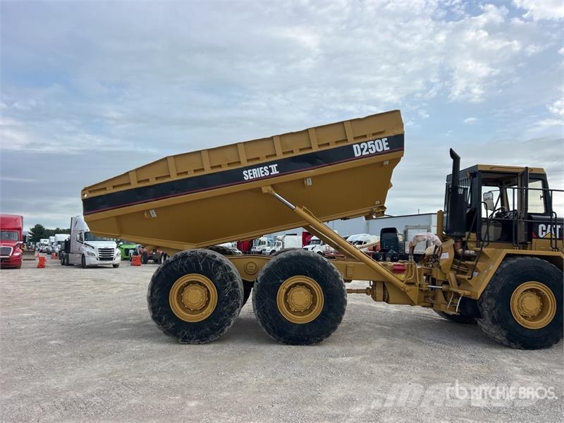 CAT D250E Kĺbové nákladné autá