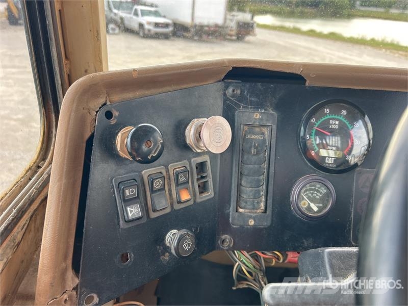 CAT D250E Kĺbové nákladné autá