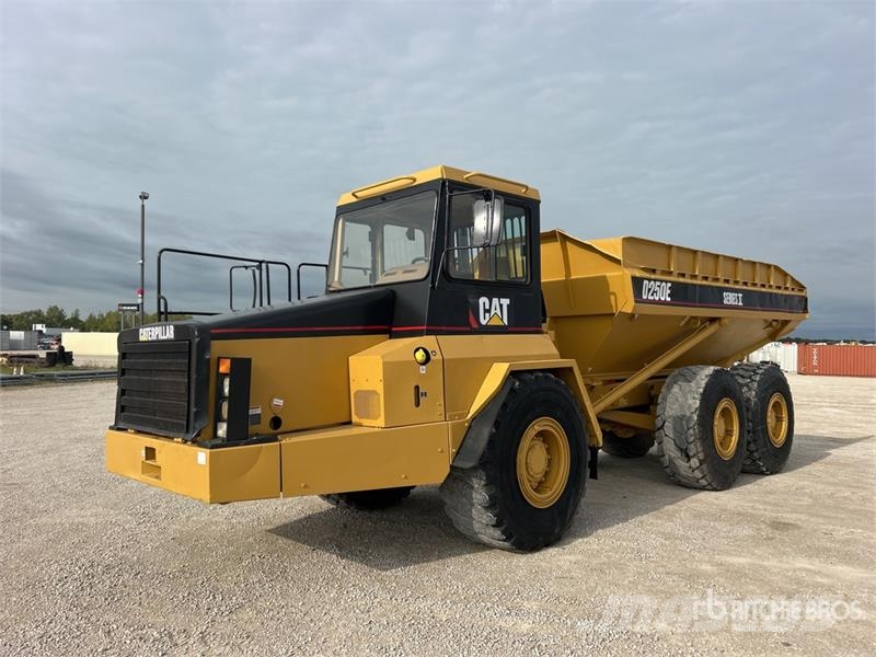 CAT D250E Kĺbové nákladné autá